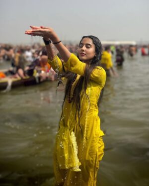 Riya Sharma Instagram - MAHAKUMBH 2025 🙏🏻 🚩 

Happy Maha Shivratri, HAR HAR MAHADEV!! 🙏🏻🔱

#mahakumbh #prayagraj #mahashivratri
