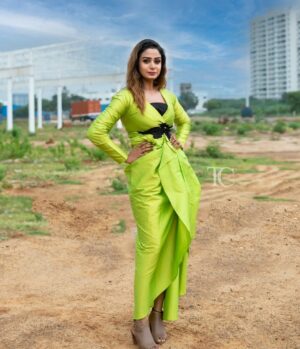 Riya Vishwanathan Instagram - Zee awards 2024 💚
.
.
Costume @jp_fashionhouse 
Mua @jiyamakeupartistry 
Camera @teamcreators 
Hairdo @mani_stylist_ 
.
.
#post #pose #picoftheday 
#greenneon #zeeawards 
#mylife #myrules #zeetamil 
#riyavishwanathan