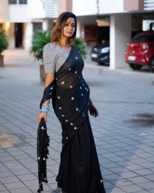 Riya Vishwanathan Instagram - 🖤

Saree @theoosinool 
Camera @teamcreators 
Hairdo @rangu_glitz 
.
.
#saree #sareelover #sareelove 
#black #vibing #mylife #myrules 
#riyavishwanathan
