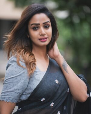 Riya Vishwanathan Instagram - 🖤

Saree @theoosinool 
Camera @teamcreators 
Hairdo @rangu_glitz 
.
.
#saree #sareelover #sareelove 
#black #vibing #mylife #myrules 
#riyavishwanathan