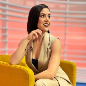 Roko Instagram - Mujeres, sigamos el camino. De mirarnos bien, de cuidarnos, de hacernos fuertes. No compitamos, usemos la fuerza natural que nos ha sido regalada en esta existencia para sumarnos unas a otras. Unas a otros. Qué gran poderío ser mujer. Y tener a tantas mujeres a las que admiro y quiero en esta existencia. Tenemos la semilla. A caminar y a brotar. Todos los días. 
#8m #tupidealuniversoyseteconcederá #volveralorigen 

Estilismo: @mara.estilismo 
Traje: @vincoli_by_angeles_oficial 
Maqui: @valemaquillarte 
Pelu: @rocio_castro_maquillaje 
📸: @yosoyvivylin 
@latarde_rtva @canalsurradiotv