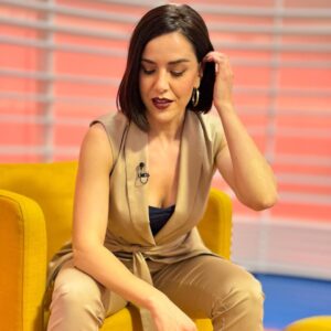 Roko Instagram - Mujeres, sigamos el camino. De mirarnos bien, de cuidarnos, de hacernos fuertes. No compitamos, usemos la fuerza natural que nos ha sido regalada en esta existencia para sumarnos unas a otras. Unas a otros. Qué gran poderío ser mujer. Y tener a tantas mujeres a las que admiro y quiero en esta existencia. Tenemos la semilla. A caminar y a brotar. Todos los días. 
#8m #tupidealuniversoyseteconcederá #volveralorigen 

Estilismo: @mara.estilismo 
Traje: @vincoli_by_angeles_oficial 
Maqui: @valemaquillarte 
Pelu: @rocio_castro_maquillaje 
📸: @yosoyvivylin 
@latarde_rtva @canalsurradiotv
