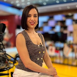 Roko Instagram - Al final es más sencillo todo. Dejar que todo fluya y vaya a donde tenga que ir. Mantener la alegría en su punto óptimo. Si no, que se lo digan a la gente de @latarde_rtva @canalsurradiotv 

Estilismo: @mara.estilismo 
Maquillaje: @valemaquillarte 
Pelu: @rocio_castro_maquillaje 
📸: @yosoyvivylin 

#tupidealuniversoyseteconcederá #volveralorigen 
#tv #latardeaquiyahora