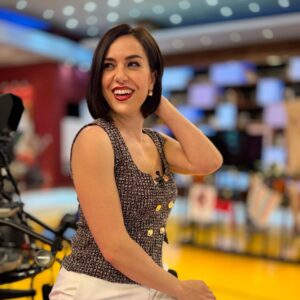 Roko Instagram - Al final es más sencillo todo. Dejar que todo fluya y vaya a donde tenga que ir. Mantener la alegría en su punto óptimo. Si no, que se lo digan a la gente de @latarde_rtva @canalsurradiotv 

Estilismo: @mara.estilismo 
Maquillaje: @valemaquillarte 
Pelu: @rocio_castro_maquillaje 
📸: @yosoyvivylin 

#tupidealuniversoyseteconcederá #volveralorigen 
#tv #latardeaquiyahora
