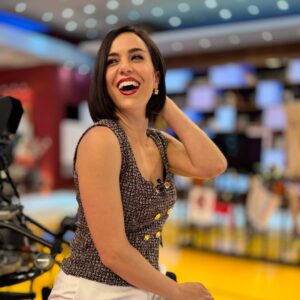 Roko Instagram - Al final es más sencillo todo. Dejar que todo fluya y vaya a donde tenga que ir. Mantener la alegría en su punto óptimo. Si no, que se lo digan a la gente de @latarde_rtva @canalsurradiotv 

Estilismo: @mara.estilismo 
Maquillaje: @valemaquillarte 
Pelu: @rocio_castro_maquillaje 
📸: @yosoyvivylin 

#tupidealuniversoyseteconcederá #volveralorigen 
#tv #latardeaquiyahora
