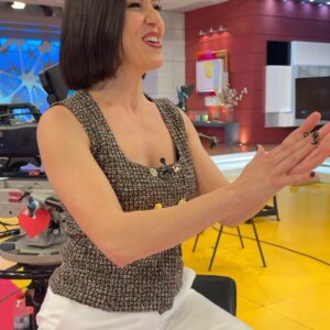 Roko Instagram - Al final es más sencillo todo. Dejar que todo fluya y vaya a donde tenga que ir. Mantener la alegría en su punto óptimo. Si no, que se lo digan a la gente de @latarde_rtva @canalsurradiotv 

Estilismo: @mara.estilismo 
Maquillaje: @valemaquillarte 
Pelu: @rocio_castro_maquillaje 
📸: @yosoyvivylin 

#tupidealuniversoyseteconcederá #volveralorigen 
#tv #latardeaquiyahora