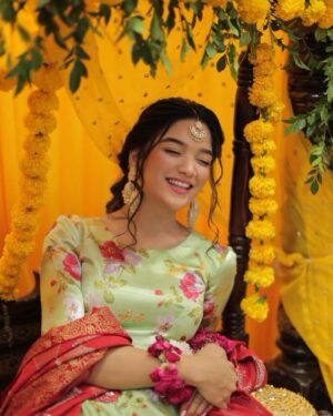 Romaisa Khan Instagram - Mehendi ki Raat #AfdaVyah 

👗: @sanoberazfar 
💄: @imperial_beautysalonandspaaa 
Stylist: @ebrahimjaliawala 
Jewellery: @thetraditionaljewellery 
📸: @abdulsamadzia