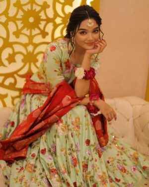 Romaisa Khan Instagram - Mehendi ki Raat #AfdaVyah 

👗: @sanoberazfar 
💄: @imperial_beautysalonandspaaa 
Stylist: @ebrahimjaliawala 
Jewellery: @thetraditionaljewellery 
📸: @abdulsamadzia