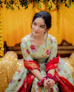 Romaisa Khan Instagram - @romaisa.khan._'s kickass dance moves on her sister's Mehndi were on the FIRE!🔥

Photo: @abdulsamadzia✨