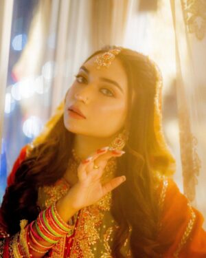 Romaisa Khan Instagram - @romaisa.khan._'s kickass dance moves on her sister's Mehndi were on the FIRE!🔥

Photo: @abdulsamadzia✨