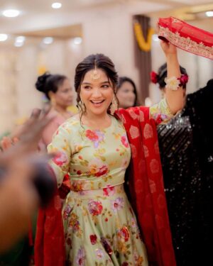 Romaisa Khan Instagram - @romaisa.khan._'s kickass dance moves on her sister's Mehndi were on the FIRE!🔥

Photo: @abdulsamadzia✨