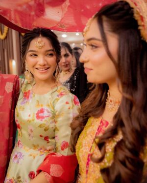 Romaisa Khan Instagram - @romaisa.khan._'s kickass dance moves on her sister's Mehndi were on the FIRE!🔥

Photo: @abdulsamadzia✨