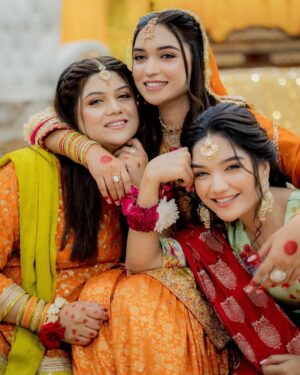 Romaisa Khan Instagram - @romaisa.khan._'s kickass dance moves on her sister's Mehndi were on the FIRE!🔥

Photo: @abdulsamadzia✨