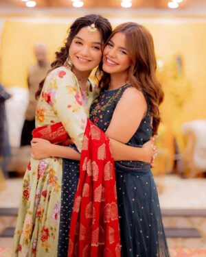 Romaisa Khan Instagram - @romaisa.khan._'s kickass dance moves on her sister's Mehndi were on the FIRE!🔥

Photo: @abdulsamadzia✨