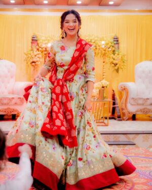 Romaisa Khan Instagram - @romaisa.khan._'s kickass dance moves on her sister's Mehndi were on the FIRE!🔥

Photo: @abdulsamadzia✨