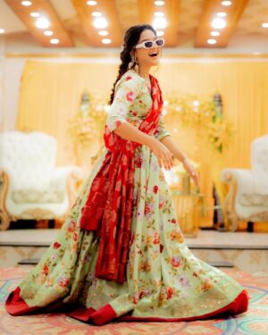 Romaisa Khan Instagram - @romaisa.khan._'s kickass dance moves on her sister's Mehndi were on the FIRE!🔥

Photo: @abdulsamadzia✨
