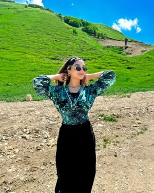 Romaisa Khan Instagram - Guys I saw Windows xp Wallpaper today!!!!