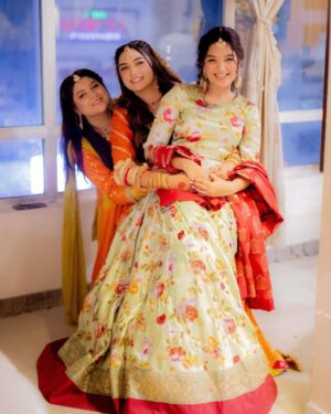 Romaisa Khan Instagram - @romaisa.khan._'s kickass dance moves on her sister's Mehndi were on the FIRE!🔥

Photo: @abdulsamadzia✨