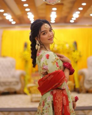 Romaisa Khan Instagram - Mehendi ki Raat #AfdaVyah 

👗: @sanoberazfar 
💄: @imperial_beautysalonandspaaa 
Stylist: @ebrahimjaliawala 
Jewellery: @thetraditionaljewellery 
📸: @abdulsamadzia
