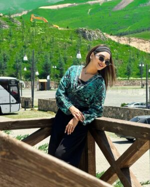 Romaisa Khan Instagram - Guys I saw Windows xp Wallpaper today!!!!