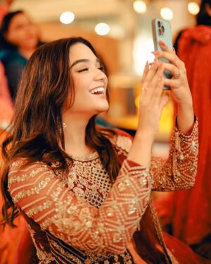 Romaisa Khan Instagram - Thats just me adoring 🤭
👗; @azureofficial.pk
📸: @zainshaikhweddings