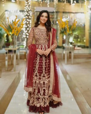 Romaisa Khan Instagram - Thats just me adoring 🤭
👗; @azureofficial.pk
📸: @zainshaikhweddings