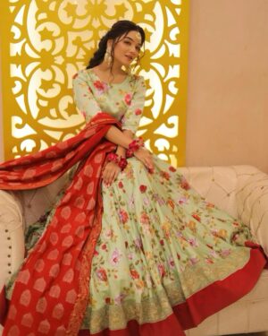 Romaisa Khan Instagram - Mehendi ki Raat #AfdaVyah 

👗: @sanoberazfar 
💄: @imperial_beautysalonandspaaa 
Stylist: @ebrahimjaliawala 
Jewellery: @thetraditionaljewellery 
📸: @abdulsamadzia