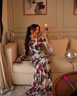 Romaisa Khan Instagram - Mujhe meri taraf se janamdin mubarak 💃
