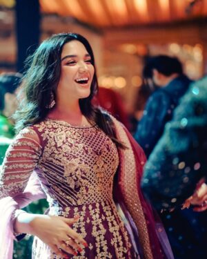 Romaisa Khan Instagram - Thats just me adoring 🤭
👗; @azureofficial.pk
📸: @zainshaikhweddings