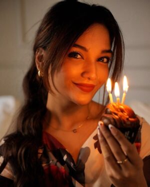 Romaisa Khan Instagram - Mujhe meri taraf se janamdin mubarak 💃