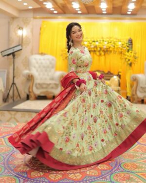 Romaisa Khan Instagram - Mehendi ki Raat #AfdaVyah 

👗: @sanoberazfar 
💄: @imperial_beautysalonandspaaa 
Stylist: @ebrahimjaliawala 
Jewellery: @thetraditionaljewellery 
📸: @abdulsamadzia
