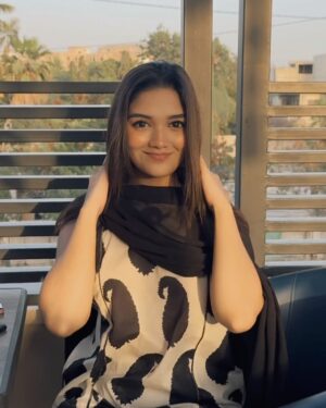 Romaisa Khan Instagram - Mein apni favourite hun!
