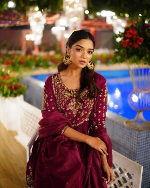 Romaisa Khan Instagram - Congratulations to these cuties @laraiblk @___zarnabfatima  May God shower you with his blessings ❤️

👗: @azureofficial.pk X @styledbyebrahim
