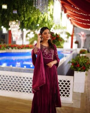 Romaisa Khan Instagram - Congratulations to these cuties @laraiblk @___zarnabfatima  May God shower you with his blessings ❤️

👗: @azureofficial.pk X @styledbyebrahim