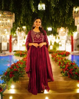 Romaisa Khan Instagram - Congratulations to these cuties @laraiblk @___zarnabfatima  May God shower you with his blessings ❤️

👗: @azureofficial.pk X @styledbyebrahim