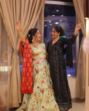 Romaisa Khan Instagram - Mehendi ki Raat #AfdaVyah 

👗: @sanoberazfar 
💄: @imperial_beautysalonandspaaa 
Stylist: @ebrahimjaliawala 
Jewellery: @thetraditionaljewellery 
📸: @abdulsamadzia