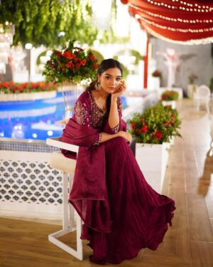 Romaisa Khan Instagram - Congratulations to these cuties @laraiblk @___zarnabfatima  May God shower you with his blessings ❤️

👗: @azureofficial.pk X @styledbyebrahim