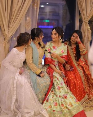 Romaisa Khan Instagram - Mehendi ki Raat #AfdaVyah 

👗: @sanoberazfar 
💄: @imperial_beautysalonandspaaa 
Stylist: @ebrahimjaliawala 
Jewellery: @thetraditionaljewellery 
📸: @abdulsamadzia