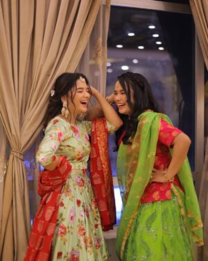 Romaisa Khan Instagram - Mehendi ki Raat #AfdaVyah 

👗: @sanoberazfar 
💄: @imperial_beautysalonandspaaa 
Stylist: @ebrahimjaliawala 
Jewellery: @thetraditionaljewellery 
📸: @abdulsamadzia