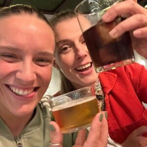 Romana Instagram - Hoje é o teu dia de aniversário Tchutchuqui, mas quem recebeu o melhor presente fui eu 🥹 Gratidão há vida por me presentear com a melhor amiga, companheira, irmã, confidente,etc.... És a Luz do sol com chuva refrescante quando o dia escurece,  és a brisa doce do melhor abraço quando o coração está apertado, és a palavra certa quando não se encontra o caminho.... é tanto que tenho para dizer que não há palavras para tanto 🥰 Parabéns Joaninha do meu coração, gosto de ti daqui até á lua, ir e voltar infinitas vezes. Amo tuuuuuuu Xoana 🤣