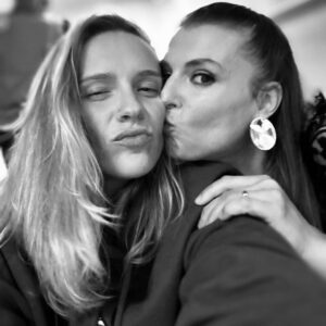 Romana Instagram - Hoje é o teu dia de aniversário Tchutchuqui, mas quem recebeu o melhor presente fui eu 🥹 Gratidão há vida por me presentear com a melhor amiga, companheira, irmã, confidente,etc.... És a Luz do sol com chuva refrescante quando o dia escurece,  és a brisa doce do melhor abraço quando o coração está apertado, és a palavra certa quando não se encontra o caminho.... é tanto que tenho para dizer que não há palavras para tanto 🥰 Parabéns Joaninha do meu coração, gosto de ti daqui até á lua, ir e voltar infinitas vezes. Amo tuuuuuuu Xoana 🤣