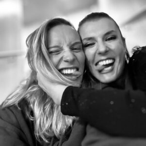 Romana Instagram - Hoje é o teu dia de aniversário Tchutchuqui, mas quem recebeu o melhor presente fui eu 🥹 Gratidão há vida por me presentear com a melhor amiga, companheira, irmã, confidente,etc.... És a Luz do sol com chuva refrescante quando o dia escurece,  és a brisa doce do melhor abraço quando o coração está apertado, és a palavra certa quando não se encontra o caminho.... é tanto que tenho para dizer que não há palavras para tanto 🥰 Parabéns Joaninha do meu coração, gosto de ti daqui até á lua, ir e voltar infinitas vezes. Amo tuuuuuuu Xoana 🤣