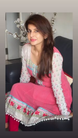 Roop Durgapal Instagram - Happy Valentine’s day in advance 💝
.
.
.
.
#selflove #valentine #love #lovequotes #réel #reels #reelkarofeelkaro #reelitfeelit #reelsinstagram