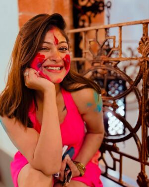 Rooqma Ray Instagram - Happpyyyyy holiiiiii 🩷💛💚💜❤️

#holi #colours #rangbarse #rooqmaray #insta #instafit #2025