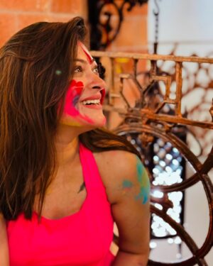 Rooqma Ray Instagram - Happpyyyyy holiiiiii 🩷💛💚💜❤️

#holi #colours #rangbarse #rooqmaray #insta #instafit #2025