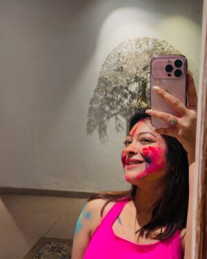 Rooqma Ray Instagram - Happpyyyyy holiiiiii 🩷💛💚💜❤️

#holi #colours #rangbarse #rooqmaray #insta #instafit #2025