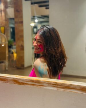 Rooqma Ray Instagram - Happpyyyyy holiiiiii 🩷💛💚💜❤️

#holi #colours #rangbarse #rooqmaray #insta #instafit #2025