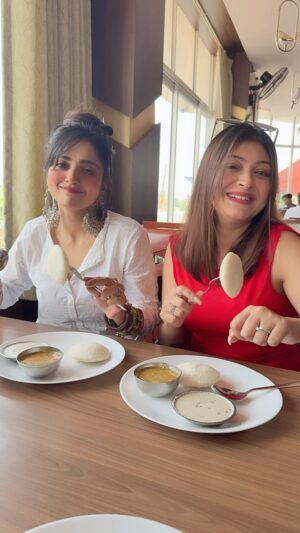 Rooqma Ray Instagram - Dosaaaa idli wala morning ❤️

#réel #insta #trending #viral #rooqmaray #holi #trip #instagood #travel #bestfriends