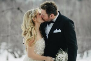 Rosalie Vaillancourt Instagram - Un an déjà que j’ai craché sur son doigt pour que la bague passe.
Il y a un an, on faisait semblant de ne pas avoir froid pour nos photos. 
Il y a un an, on a obligé tous nos amis à nous écouter faire du karaoké.
 17 février: une super date pour avoir des fleurs en rabais de St-Valentin. Merci à mon mari d’être attentionné, super sexy, rire de mes blagues et d’être le meilleur papa du monde (avec mon père qui nous a marié).
📸 @drowster