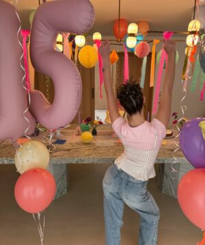 Rosanna Zanetti Instagram - Ayer fue un día colorido, divertido y con mucha luz como la cumpleañera, Ella!💖✨ 
No puedo creer que ya sean 15 años, y pensar que cuando la conocí tenía la edad que tiene Matteo 🥹
Happy B-Day Princesa! 👑